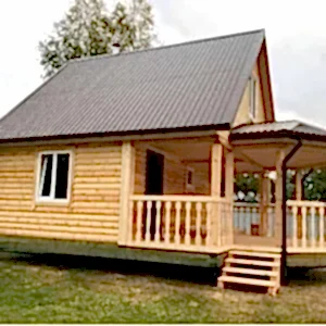 Yerleri çim arkada ağaç olan 130 metrekare ahşap ev vadi modeli