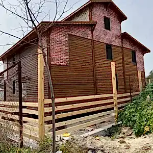 Üç katlı ahşap bir ev