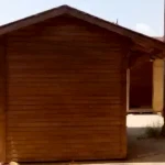 Arkası olarak çekilmiş bahçe depolama evi görseli