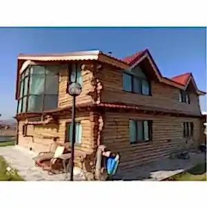 İki katlı büyük camekanlı penceresi ve yan çatıda kuşluk olan yığma ağaçlardan tasarladığımız doğal kabuklu ağaç ev görseli