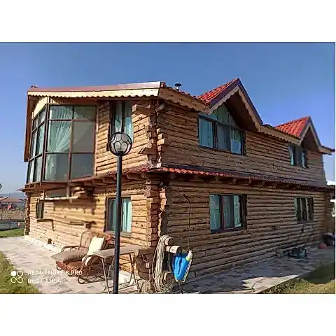 İki katlı büyük camekanlı penceresi ve yan çatıda kuşluk olan yığma ağaçlardan tasarladığımız doğal kabuklu ağaç ev görseli