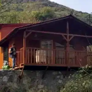 Arkası dağ yeşillikli kırmızı boya atılırken çekilen "müstakil ahşap karkaslı ev"