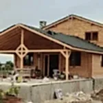 İki katlı "tomruk ev" arka ön