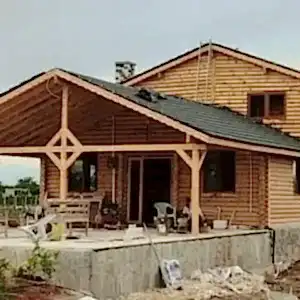 İki katlı "tomruk ev" arka ön