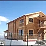 İki katlı ahşap tomruk ev mavi gökyüzü