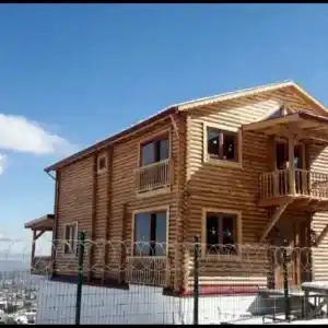 İki katlı ahşap tomruk ev mavi gökyüzü