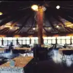 Ortada Şık Kolon Olan İç Görsel