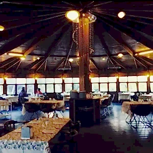 Ortada Şık Kolon Olan İç Görsel