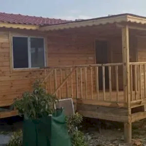 50 m2 ahşap kütük verandalı şık tasarım taşınabilir ahşap kütük ev görseli