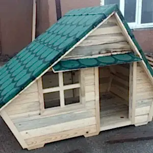 Ham renksiz çatısı yeşil şıngıl olan ahşap ördek evi