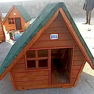 Dükkanda imalat bitince çekilen "Anadolu Efes" e yapılan "ahşap köpek kulübesi" şık tasarım