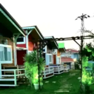 Çilerin üzerindeki rengarenk taşınabilir hazır hşap ev Erdek Balıkesir