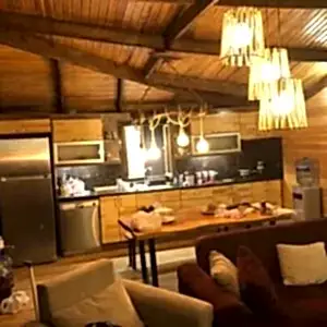 Akşap Işıklar Yanarken Çekilmiş Mutfak Salon