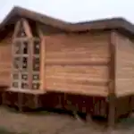 Tek katlı kütük ev önü