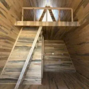 Lambriden yapılmış merdiven loft alt detayı görseli