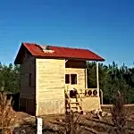 Kırmızı çatılı iki katlı çatısında cam olan 20 m2 ahşap bungalov ev