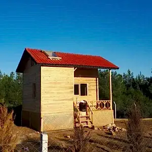 Kırmızı çatılı iki katlı çatısında cam olan 20 m2 ahşap bungalov ev