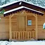 Karlarla kaplı ahşap ev