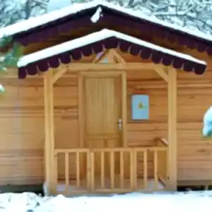 Karlarla kaplı ahşap ev