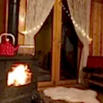 Ateşi yanan soba kapıda perdeleri acık cam salon