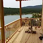 Göl manzaralı veranda