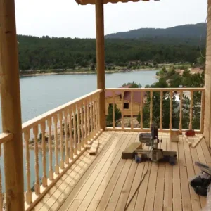 Göl manzaralı veranda