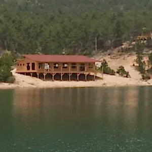 Kırmızı çatısı olan ahşap kafe restaurant modelimiz