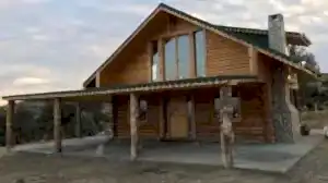 İki katlı yuvarlak tomruktan yapılmış bir ev.