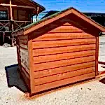 arka bolumu gösteren ahşap köpek lulübesi