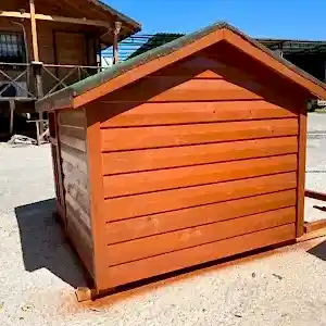 arka bolumu gösteren ahşap köpek lulübesi