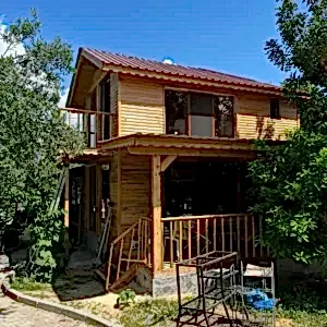 Hayallerinizdeki yuvaya hoş geldiniz. Şehrin karmaşasından uzaklaşıp huzur dolu bir yaşama adım atmak istiyorsanız, 60 m² ahşap bungalov evimiz