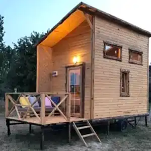 Ön Görünüş Dost Ahşap Karavan